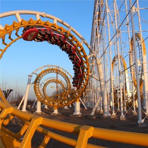 新疆昌吉大過山車安裝現(xiàn)場(chǎng)