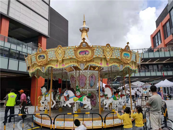 廣場(chǎng)豪華轉(zhuǎn)馬